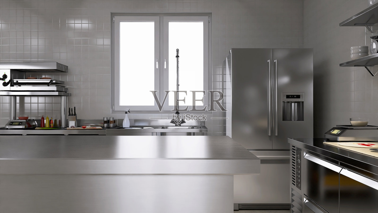 空干净的不锈钢岛桌在商业，专业烘焙厨房与对流，甲板烤箱，冷冻室，冰箱，货架，橱柜，设备在后台照片摄影图片