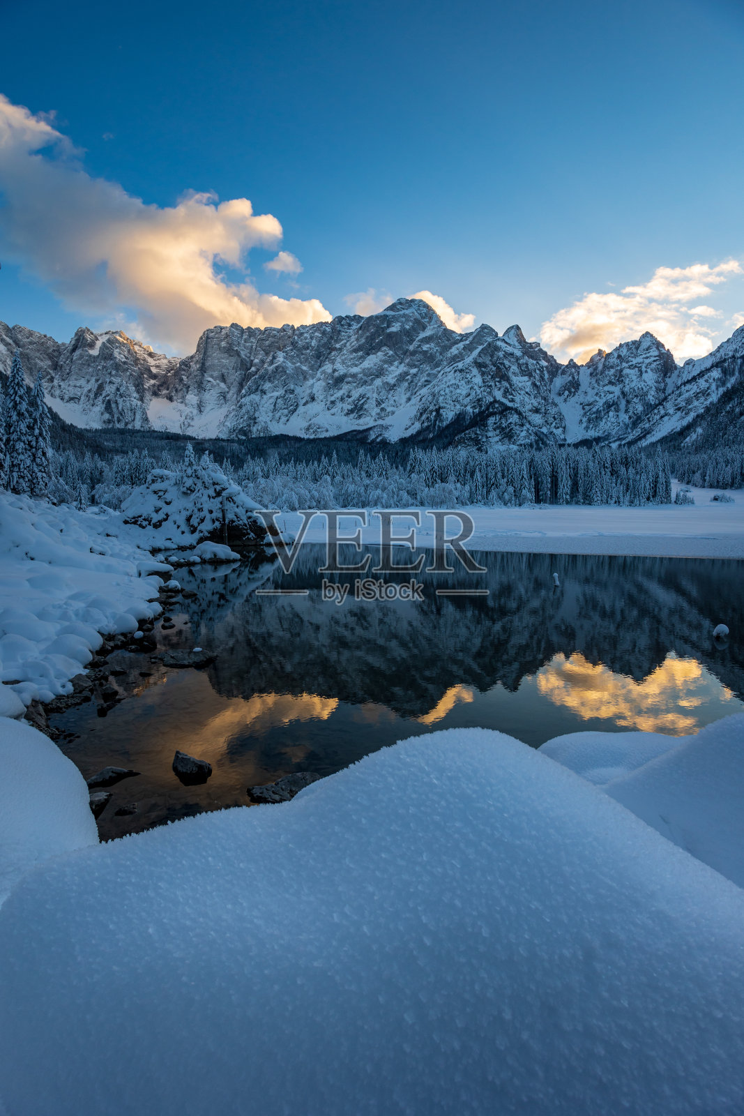 弗斯纳湖的寒冷夜晚照片摄影图片