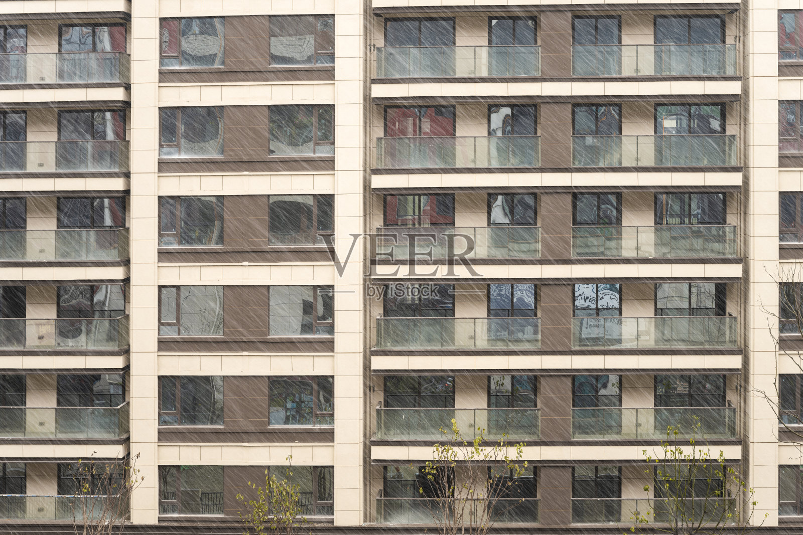 雪天中的现代居民楼照片摄影图片