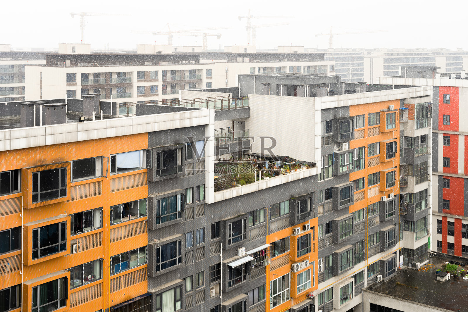 雪天中的现代居民楼照片摄影图片