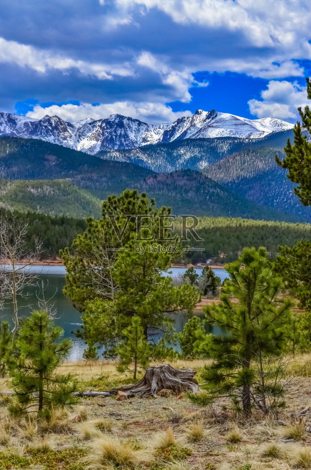 水晶溪水库附近的雪山派克峰山脉在科罗拉多泉，美国照片摄影图片