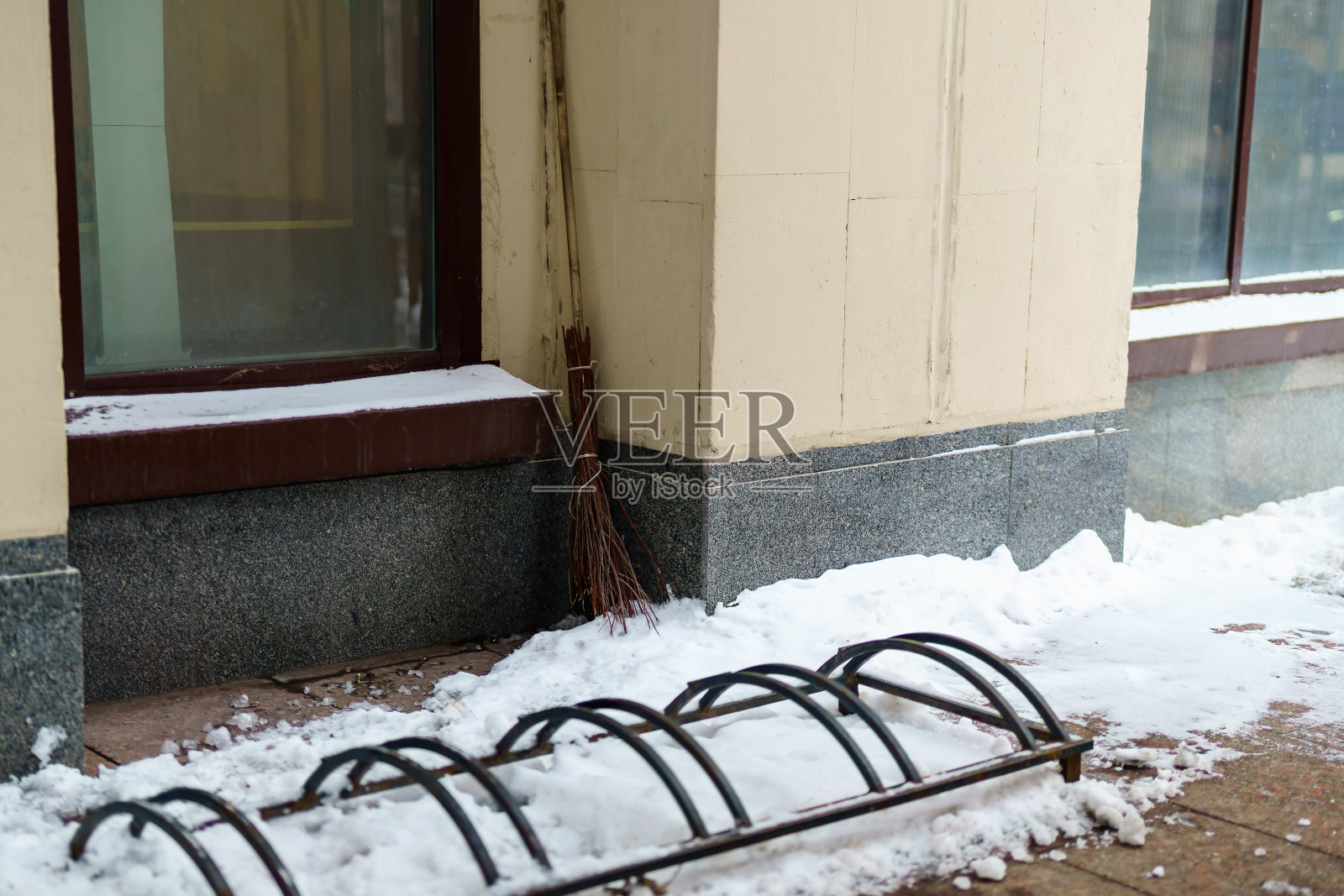 自行车停车场旁边放着一把自制的扫帚照片摄影图片
