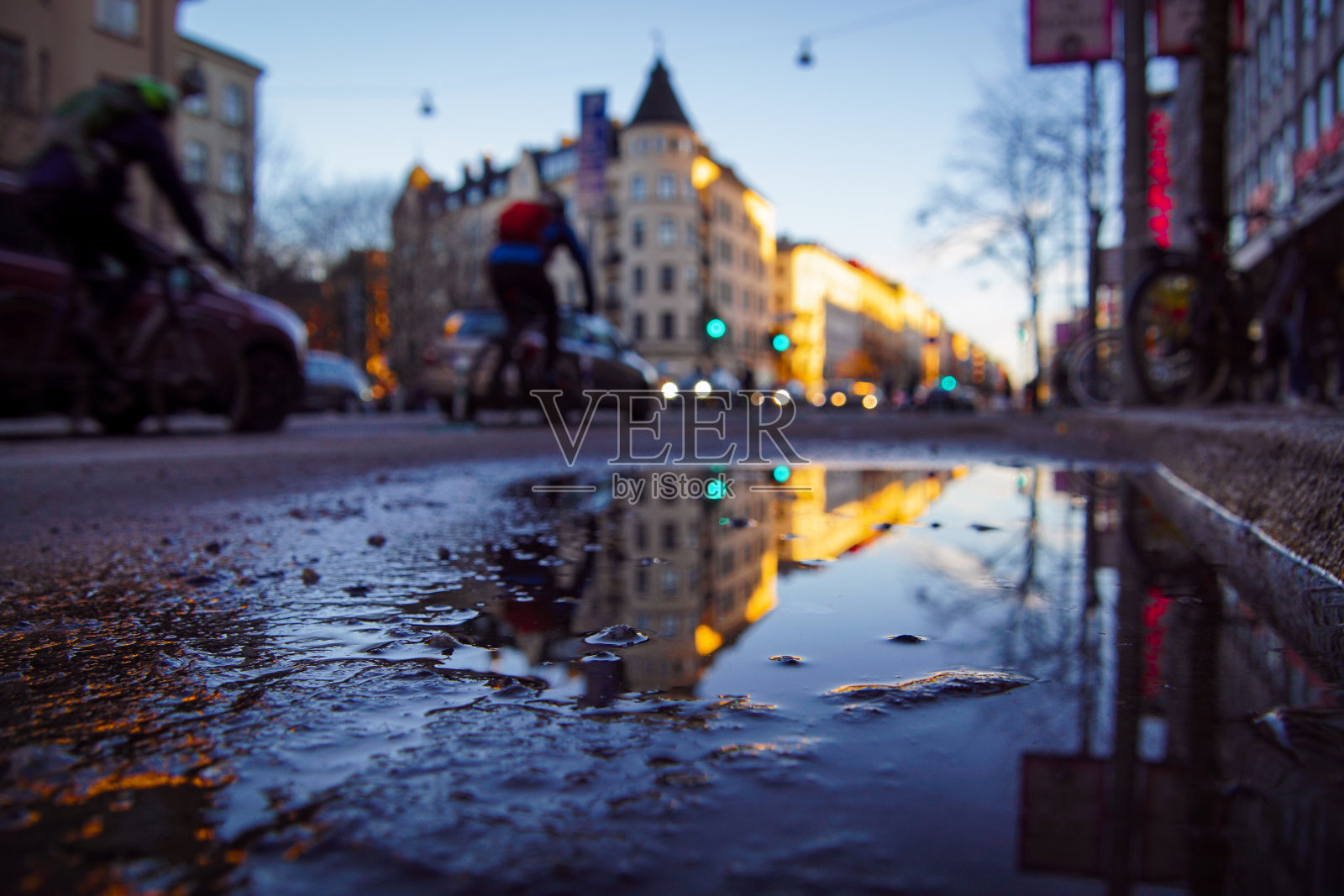 雨季时城市潮湿街道的特写照片摄影图片
