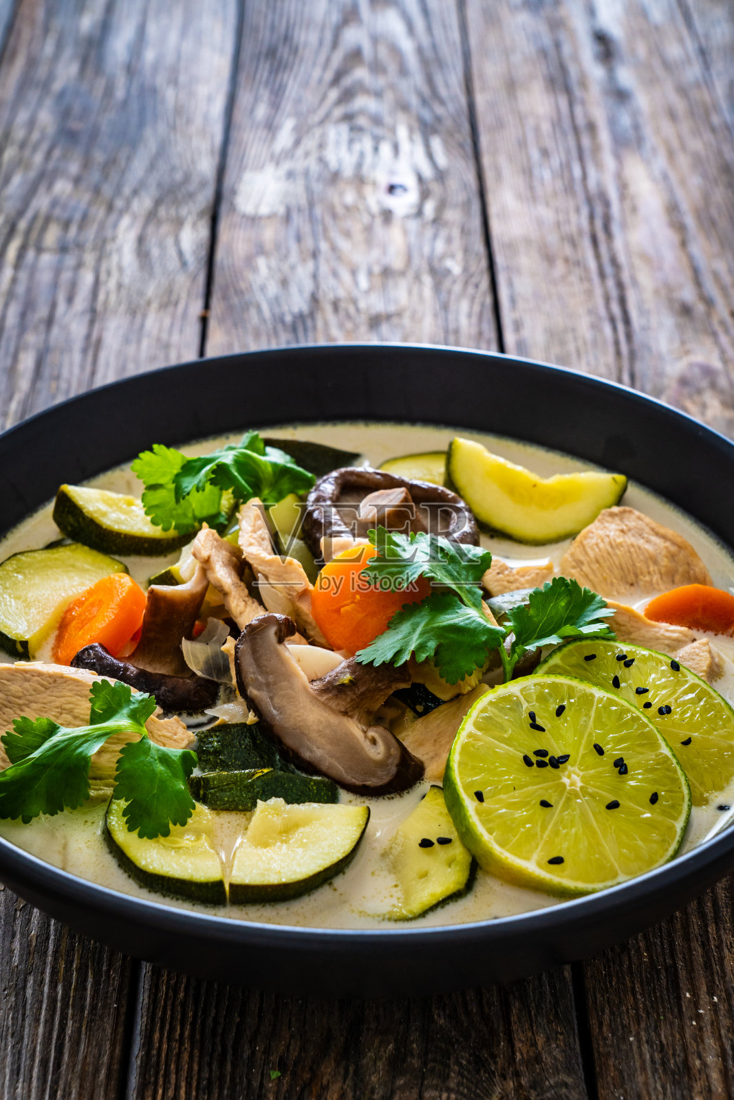 汤-泰国汤与鸡肉和米粉在木桌照片摄影图片