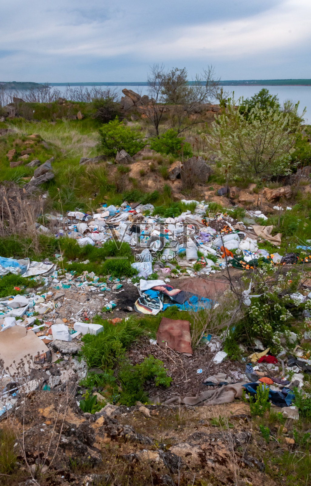 水库岸边堆满了塑料垃圾。自然生态照片摄影图片
