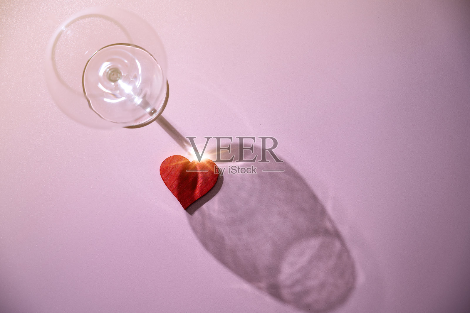 红心酒杯照片摄影图片