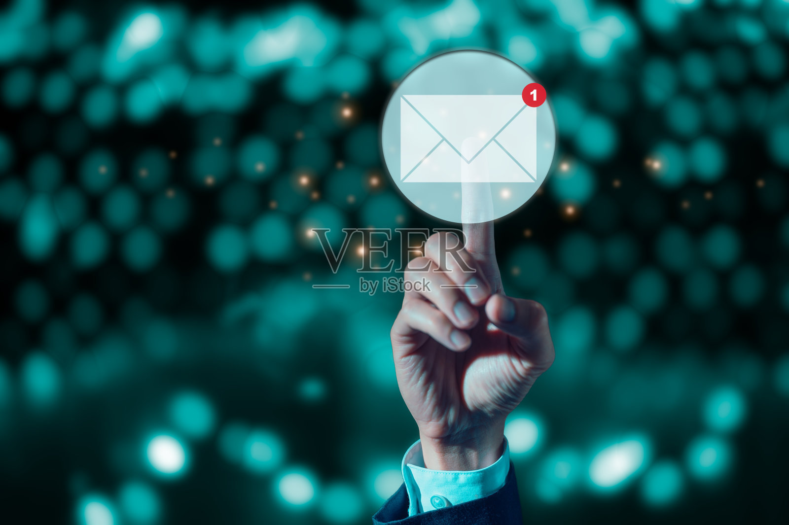 商人手按电子邮件图标在模糊的光背景照片摄影图片