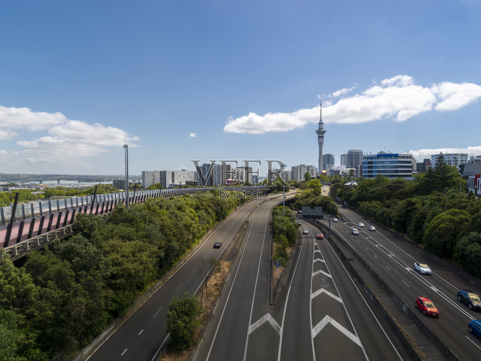 新西兰奥克兰市中心的车流照片摄影图片