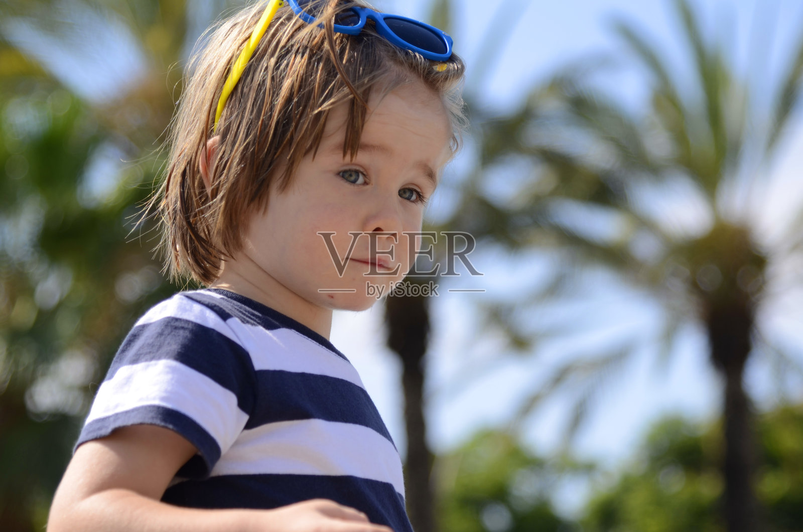 长发英俊男孩的脸儿童肖像照片摄影图片