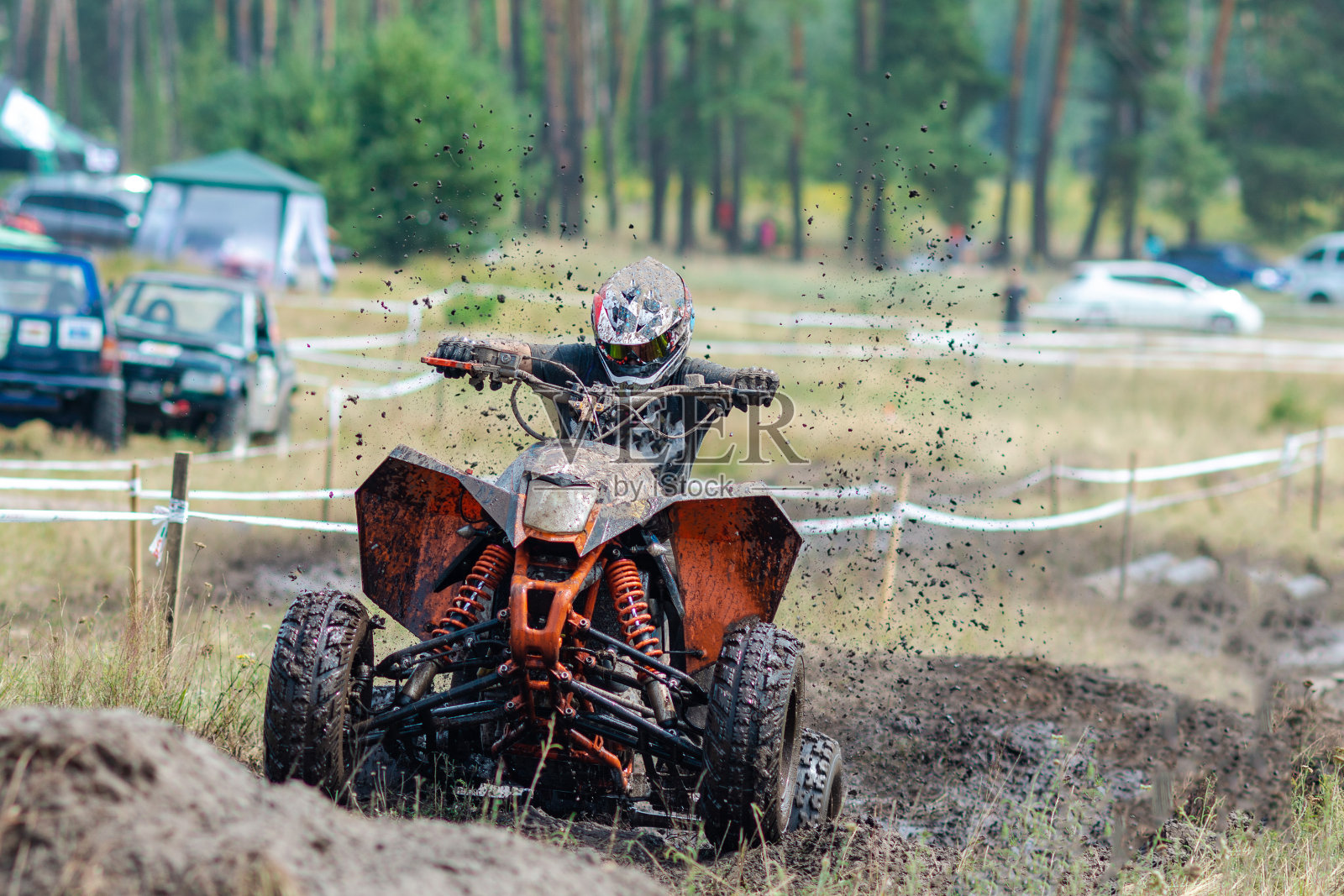 小车，越野车，亚视，UTV，四驱车在秋天的尘土飞扬的道路上移动照片摄影图片