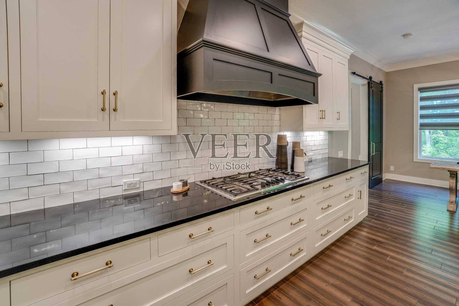 带内置炉子的长厨房柜台照片摄影图片