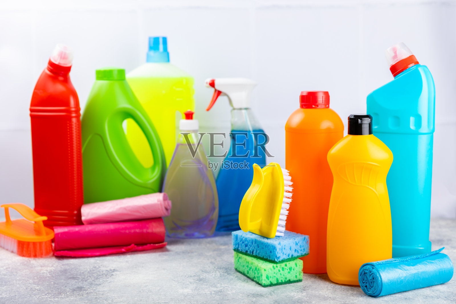 清洁服务理念。家庭清洁产品的背景。装有家用化学品的桶。家庭或办公室清洁用品。早春定期大扫除。本空间照片摄影图片