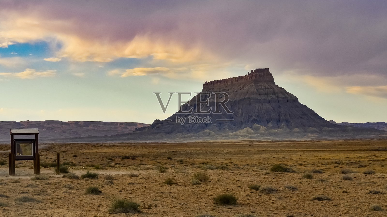 在犹他州靠近摩押的峡谷地国家公园，红色岩石的分层地质构造。照片摄影图片