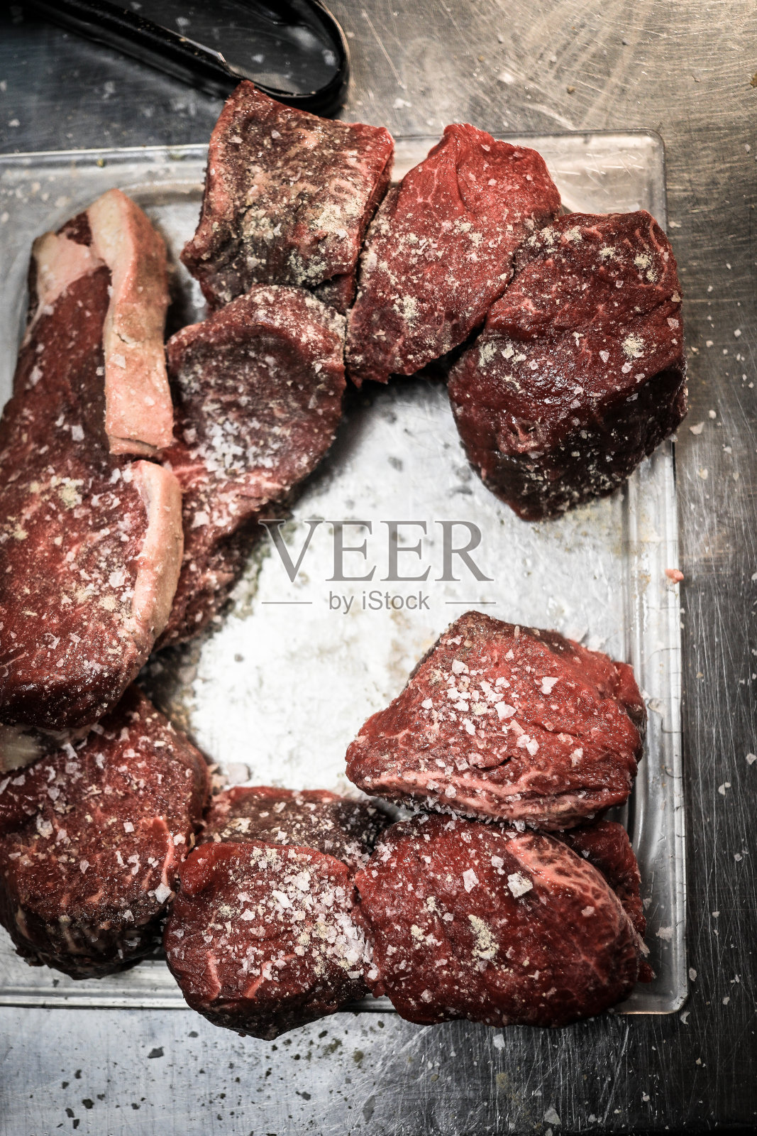 在托盘上切生牛肉照片摄影图片