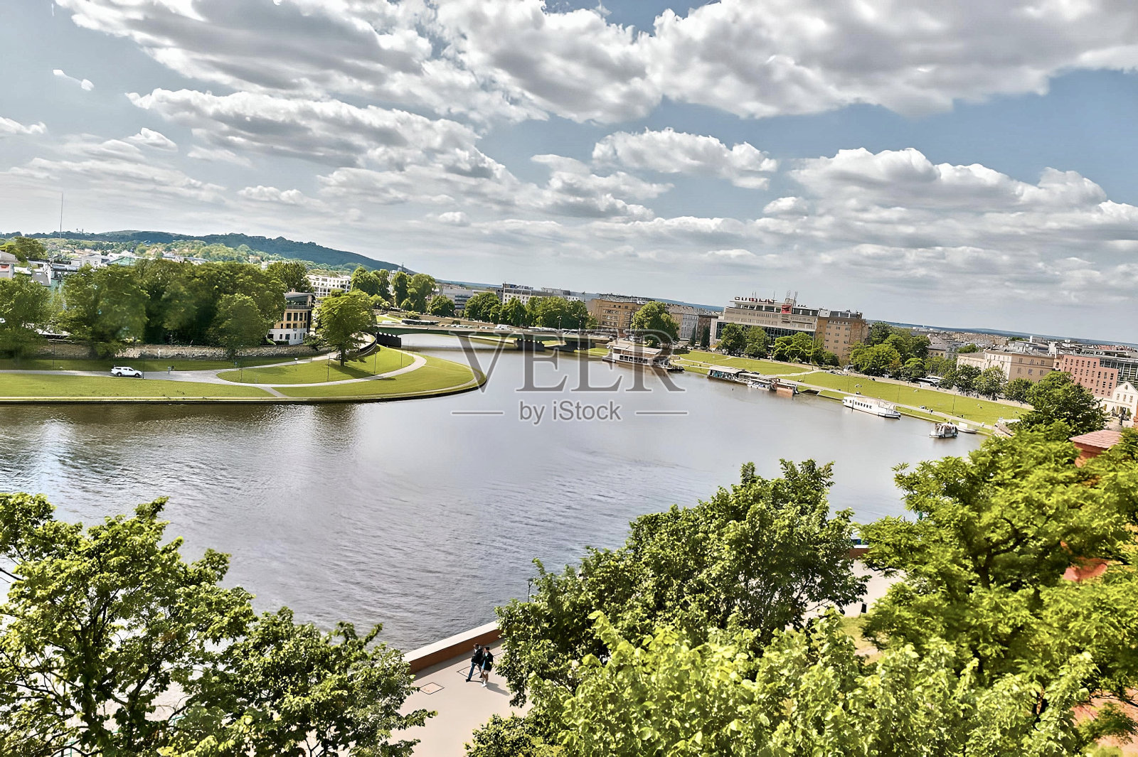 波兰克拉科夫维斯瓦河河堤的景色。照片摄影图片