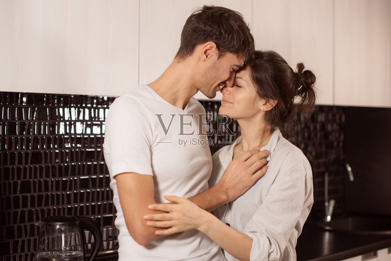 情人节在家一起，早上抱抱。衷心的时刻照片摄影图片