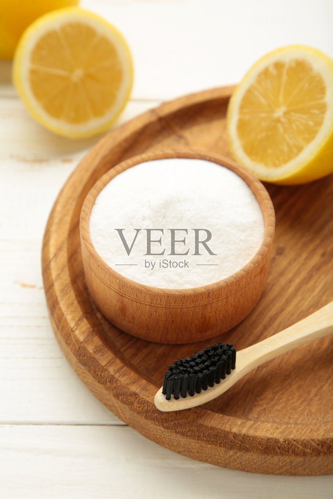 在白色背景上加入柠檬和小苏打的牙刷。垂直图照片摄影图片