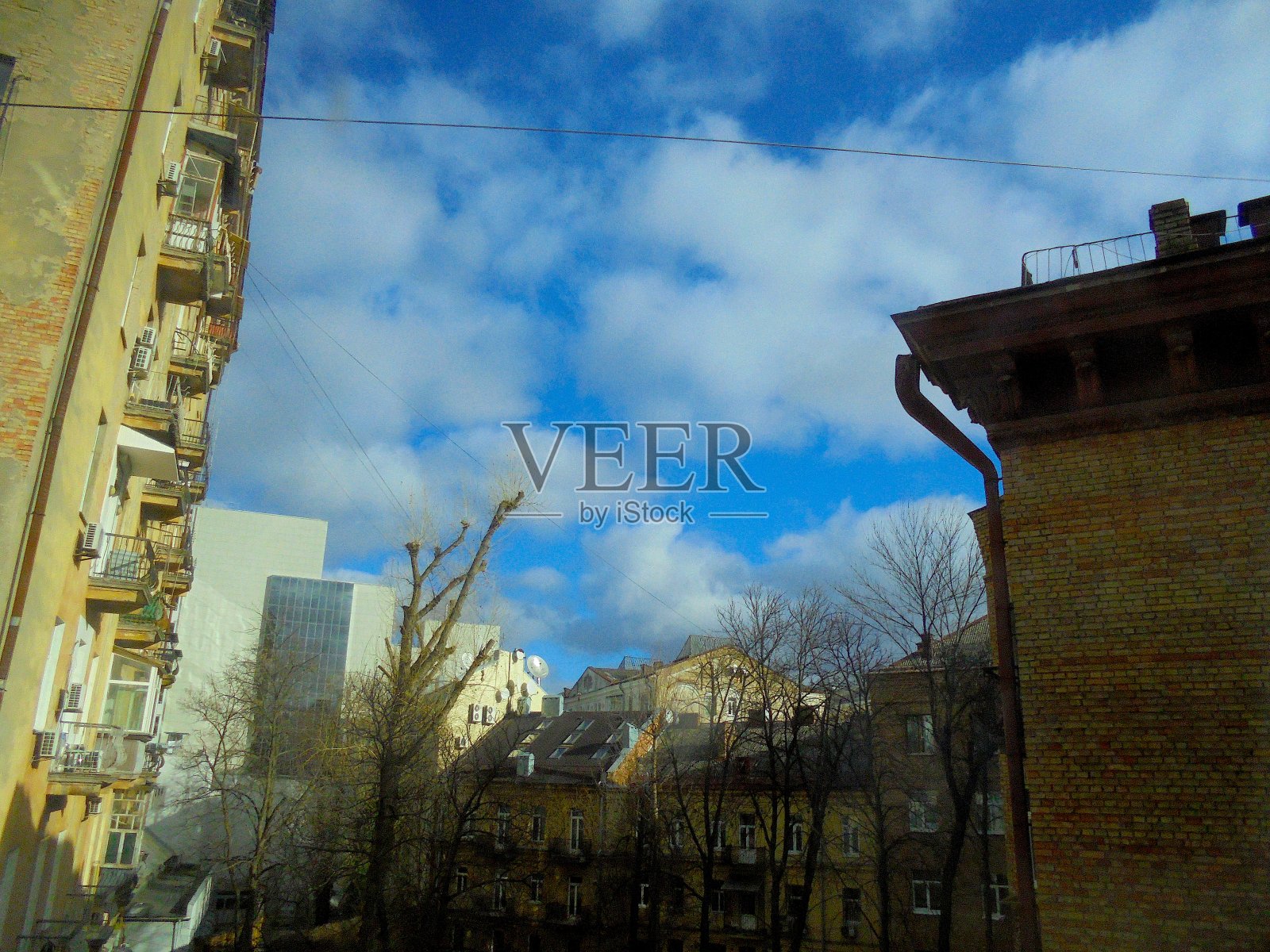 基辅老城冬季旧公寓庭院景观与光秃秃的树木照片摄影图片