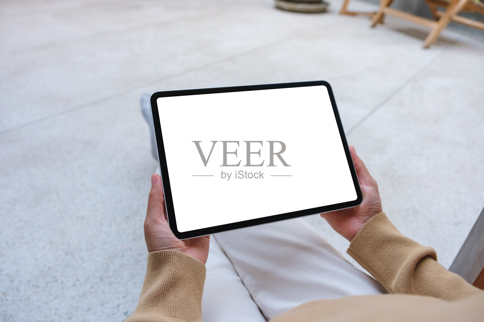 一个女人拿着数字平板电脑的模型图像，桌面屏幕是空白的照片摄影图片