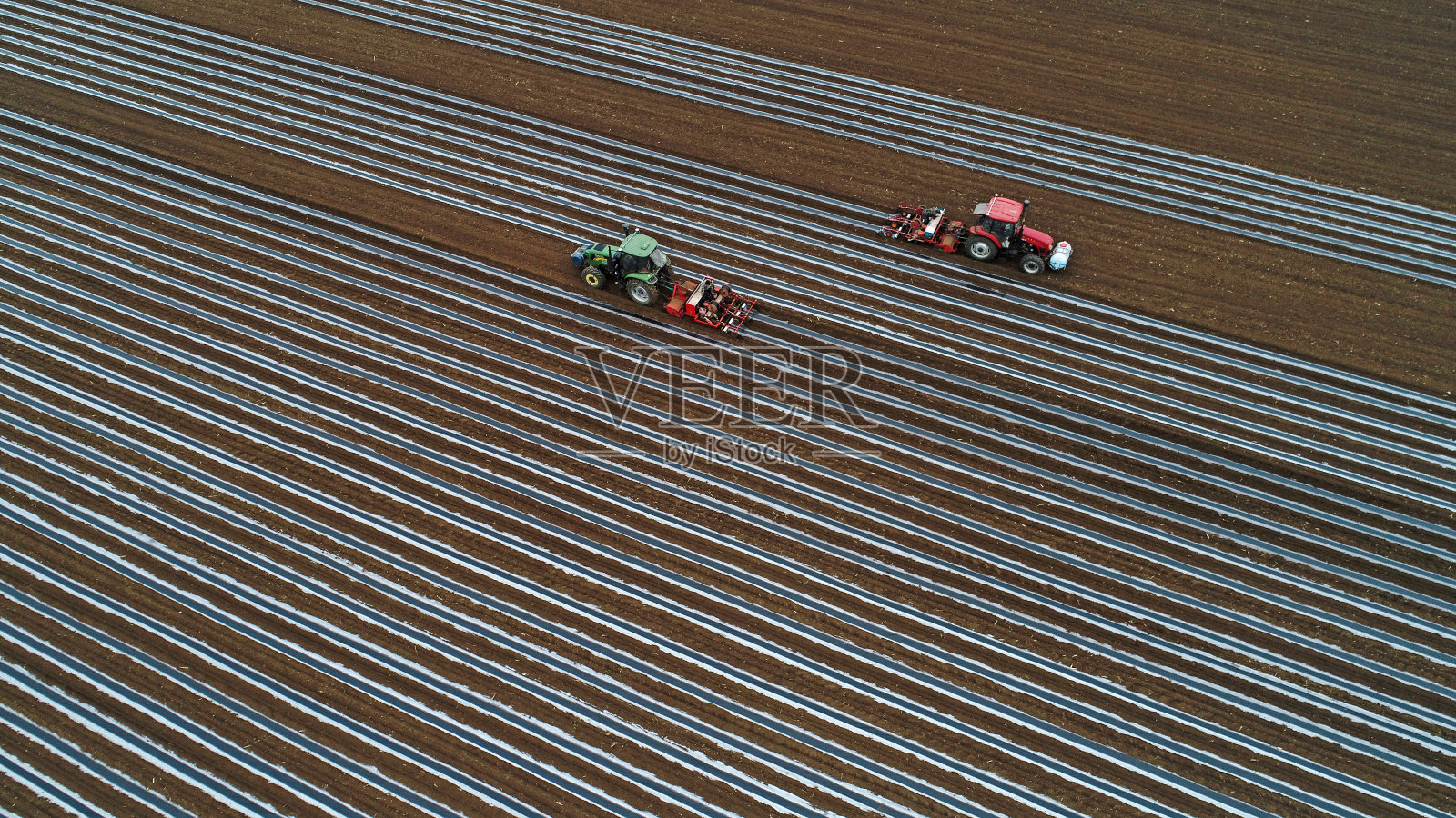 一名农民驾驶着播种机在农场种植玉米，航拍，中国北方照片摄影图片