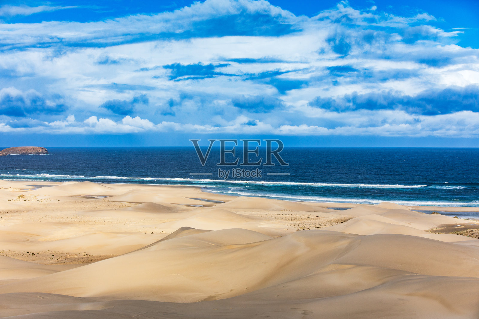 干旱干旱的沙漠景观是沙丘与海洋交汇的地方照片摄影图片