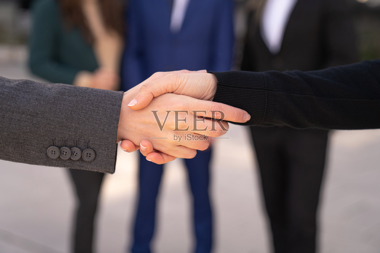 两位女商人握手达成协议照片摄影图片