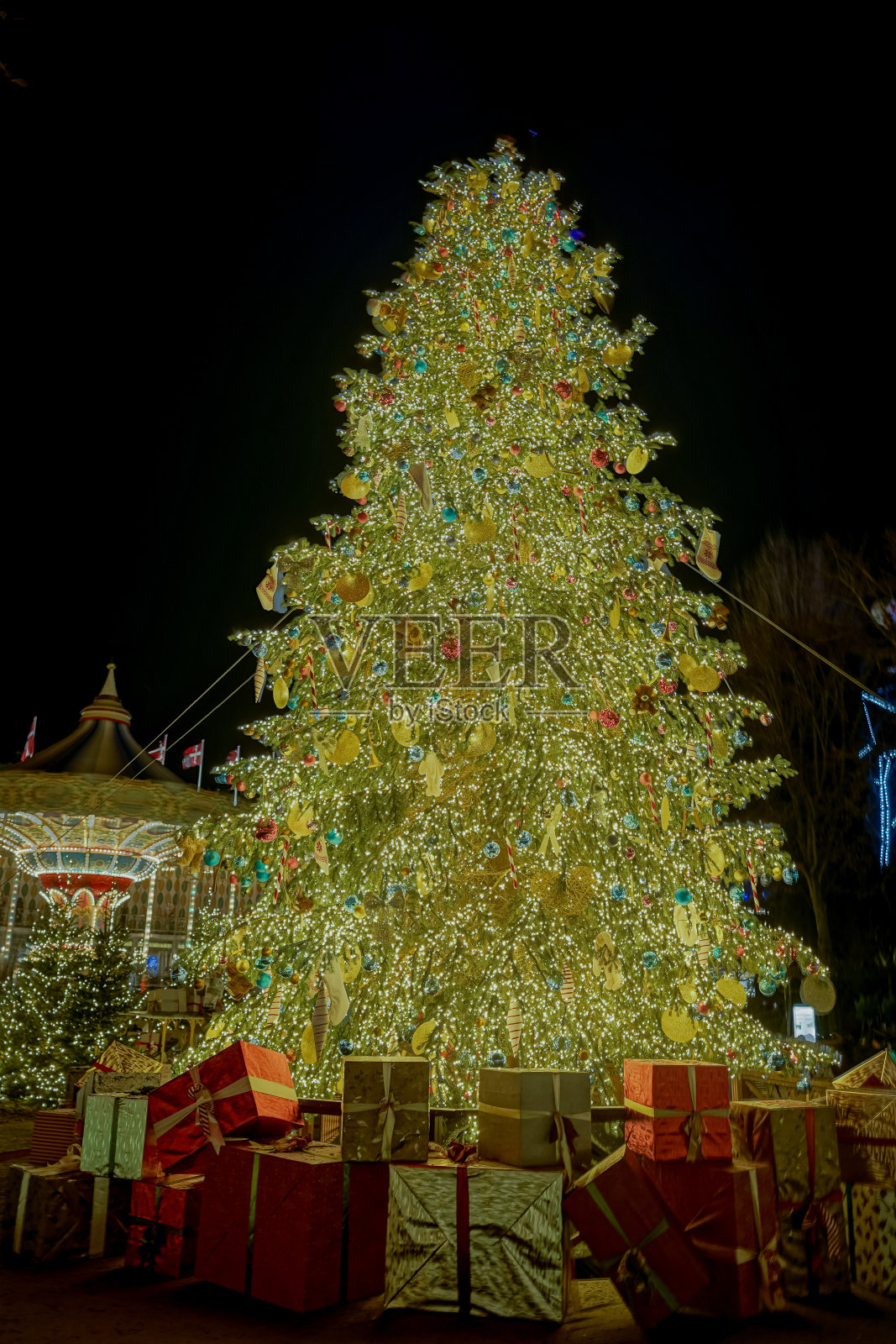 游乐园里发光的新年行道树。照片摄影图片