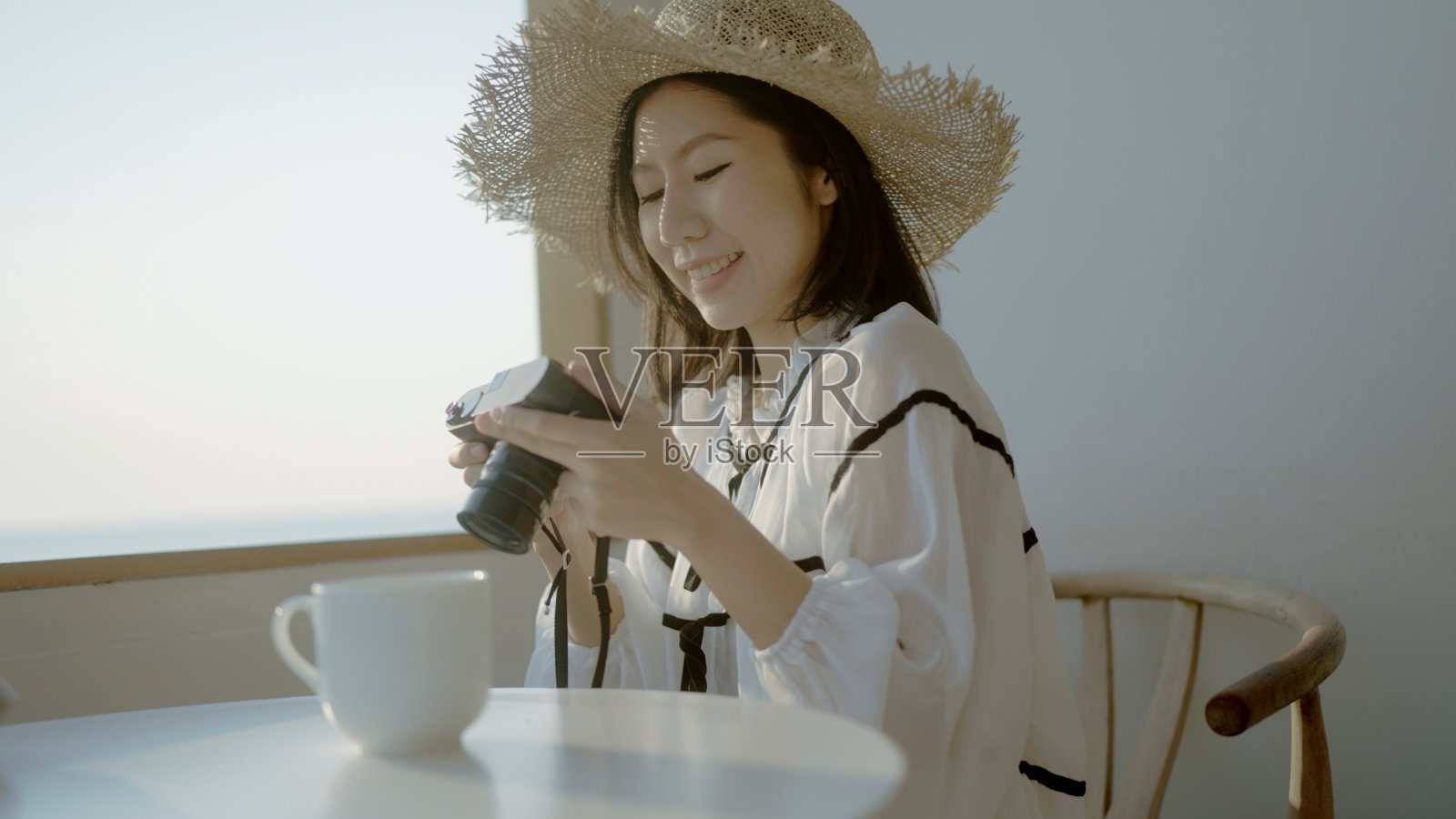 女人拍照作为回忆。照片摄影图片