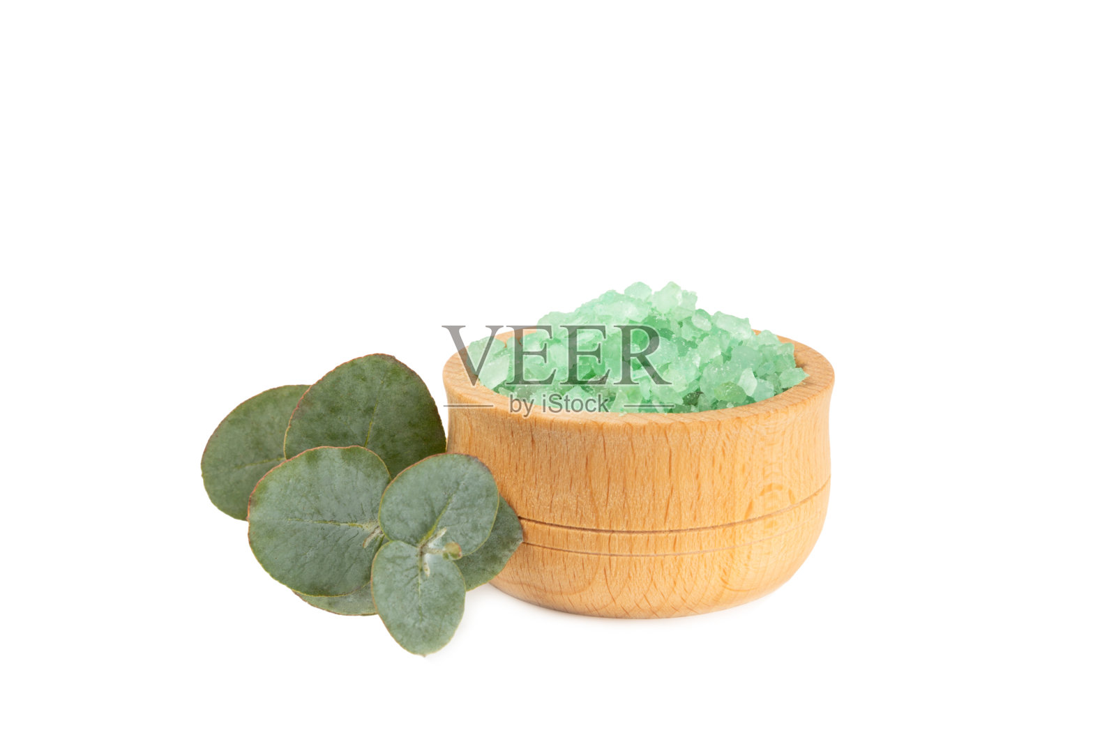 化妆品海盐与香气和桉树提取物的背景与分支新鲜芳香桉树。水疗中心的概念。浴盐。特写镜头。文本空间。身体保健。本空间照片摄影图片