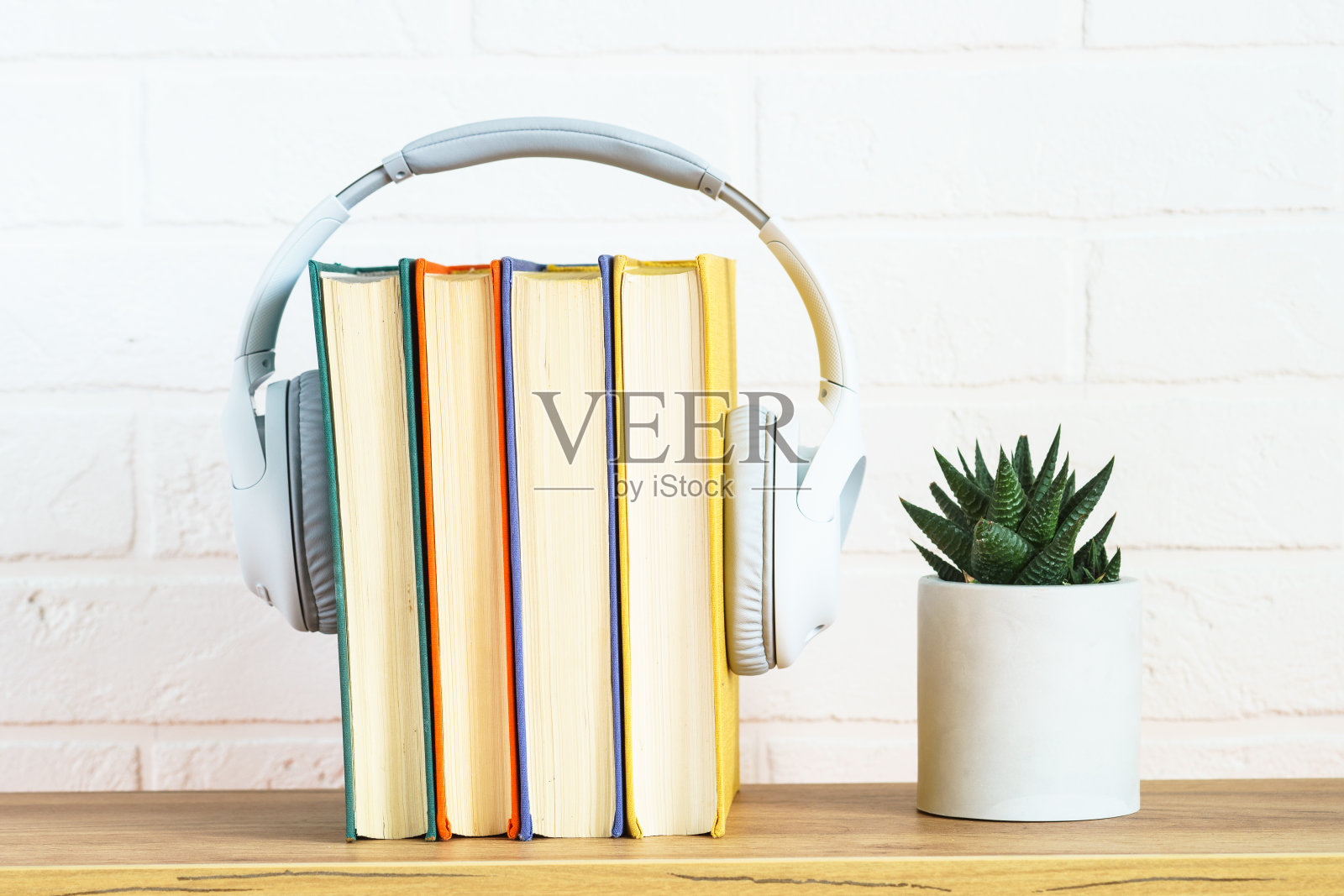 有声书概念，彩色书和耳机。照片摄影图片