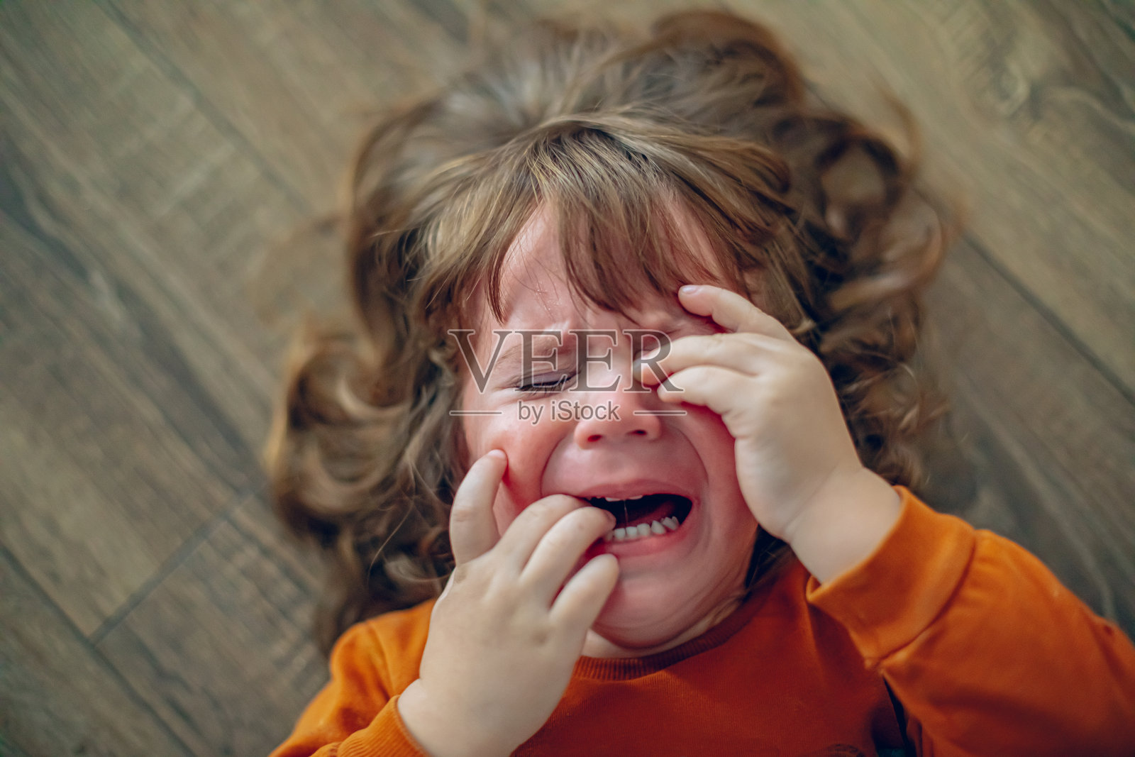 蹒跚学步的小男孩正在发脾气照片摄影图片