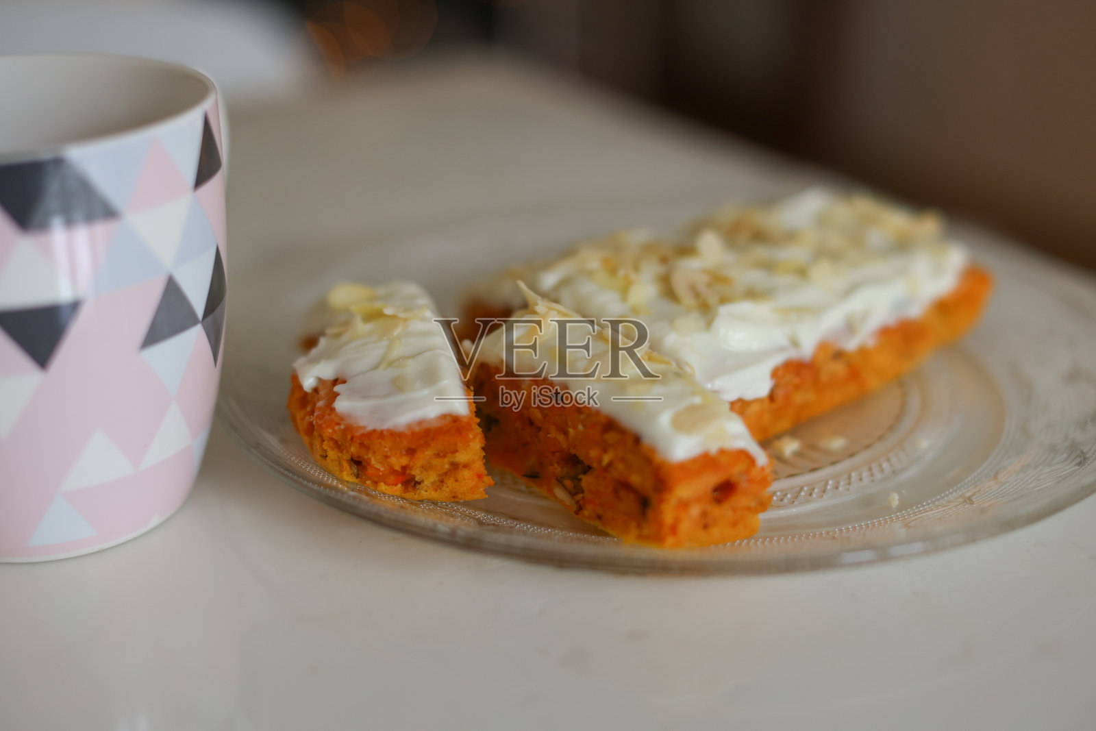 素食和无麸质胡萝卜蛋糕。胡萝卜蛋糕照片摄影图片