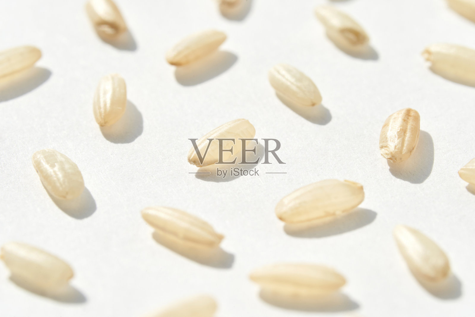 俯视图捕捉到了白色印度香米和糙米的原始之美。宏照片摄影图片