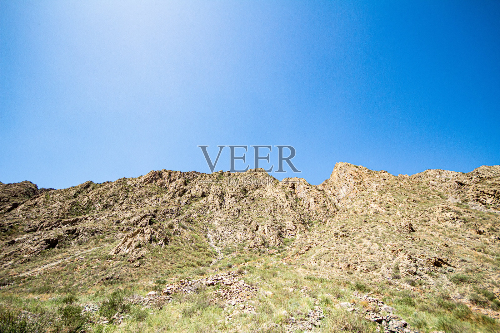 日落时以蓝天为背景的山脊照片摄影图片