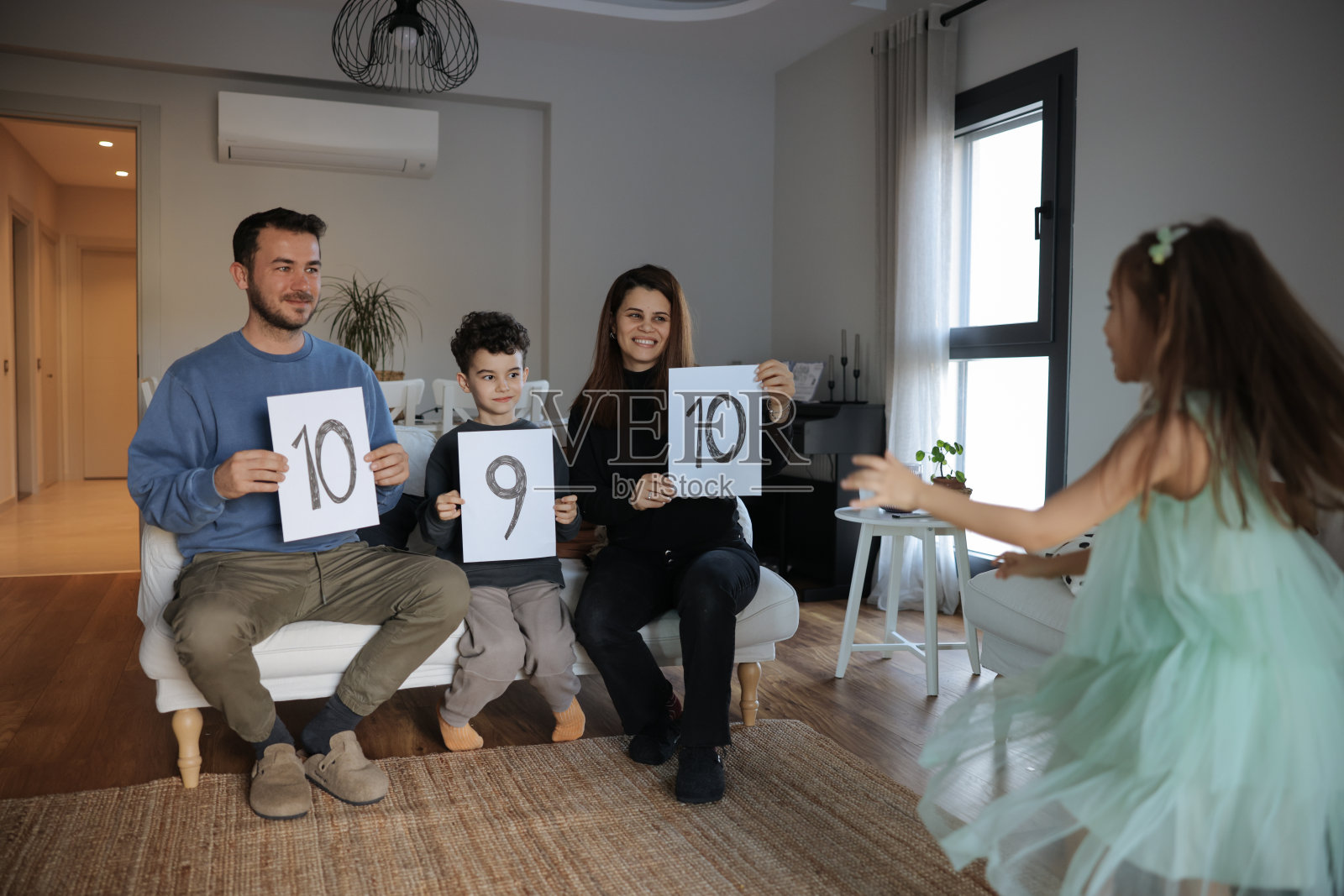 快乐的小女孩在家里的私人音乐学习课上微笑着跳舞照片摄影图片