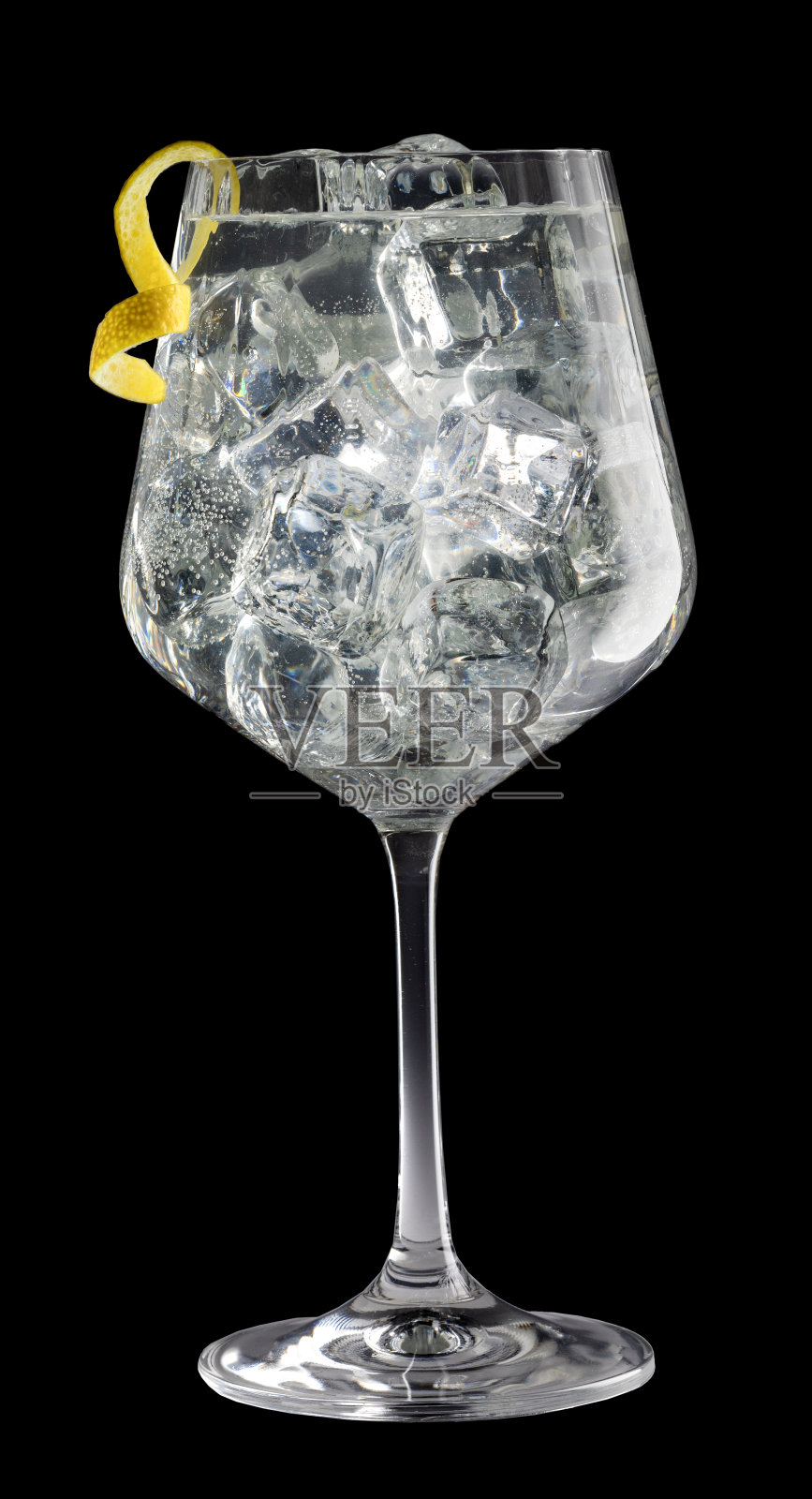 黑色背景的杜松子酒照片摄影图片