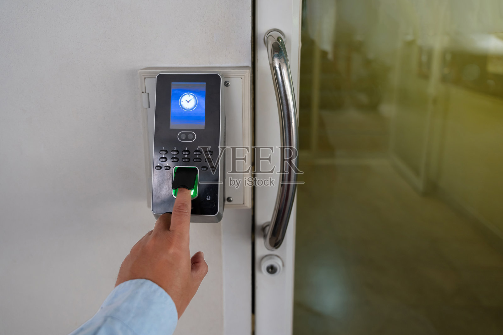 勇商人按下电子控制机器进入大门照片摄影图片