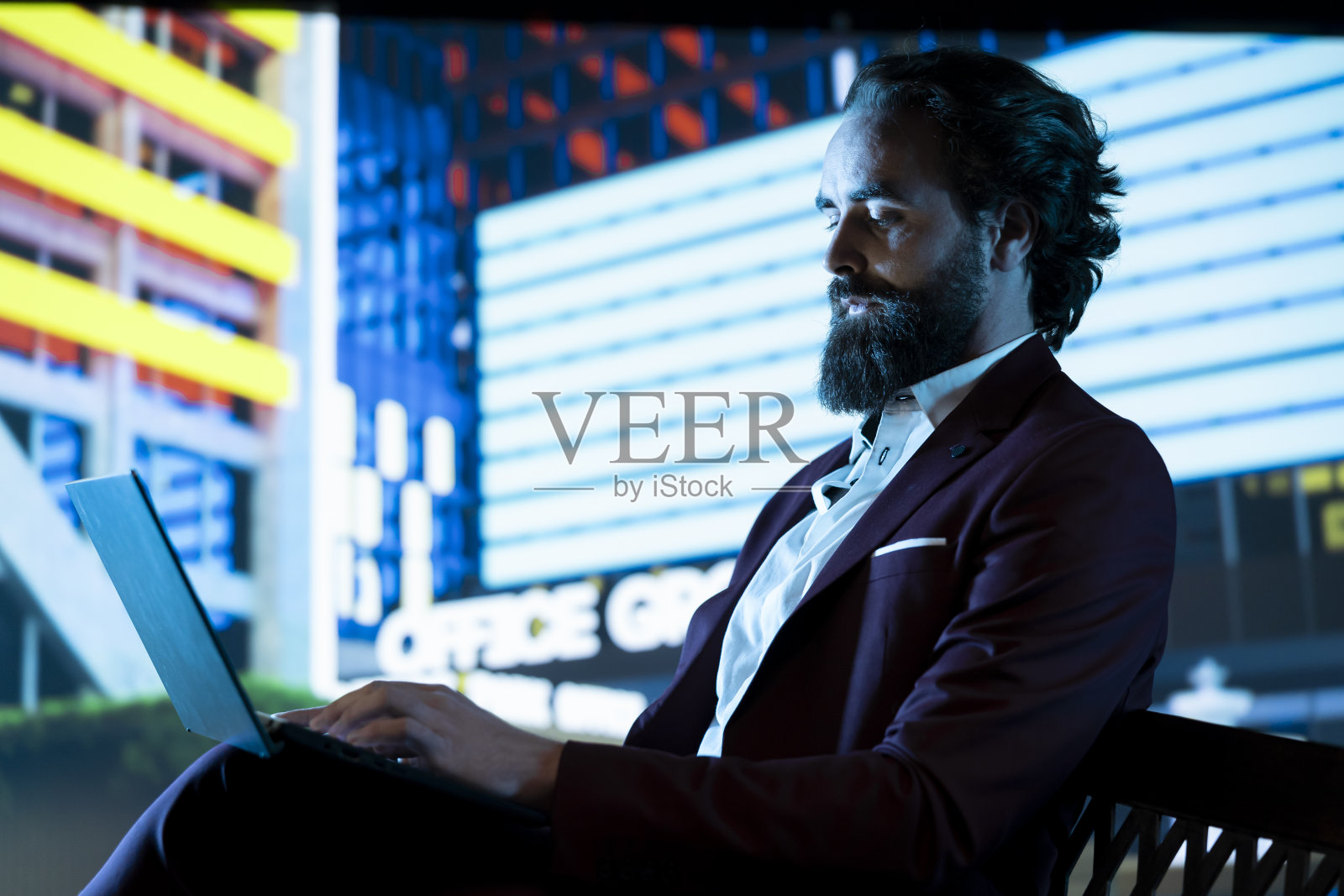 有影响力的股东在路灯下用笔记本电脑工作照片摄影图片