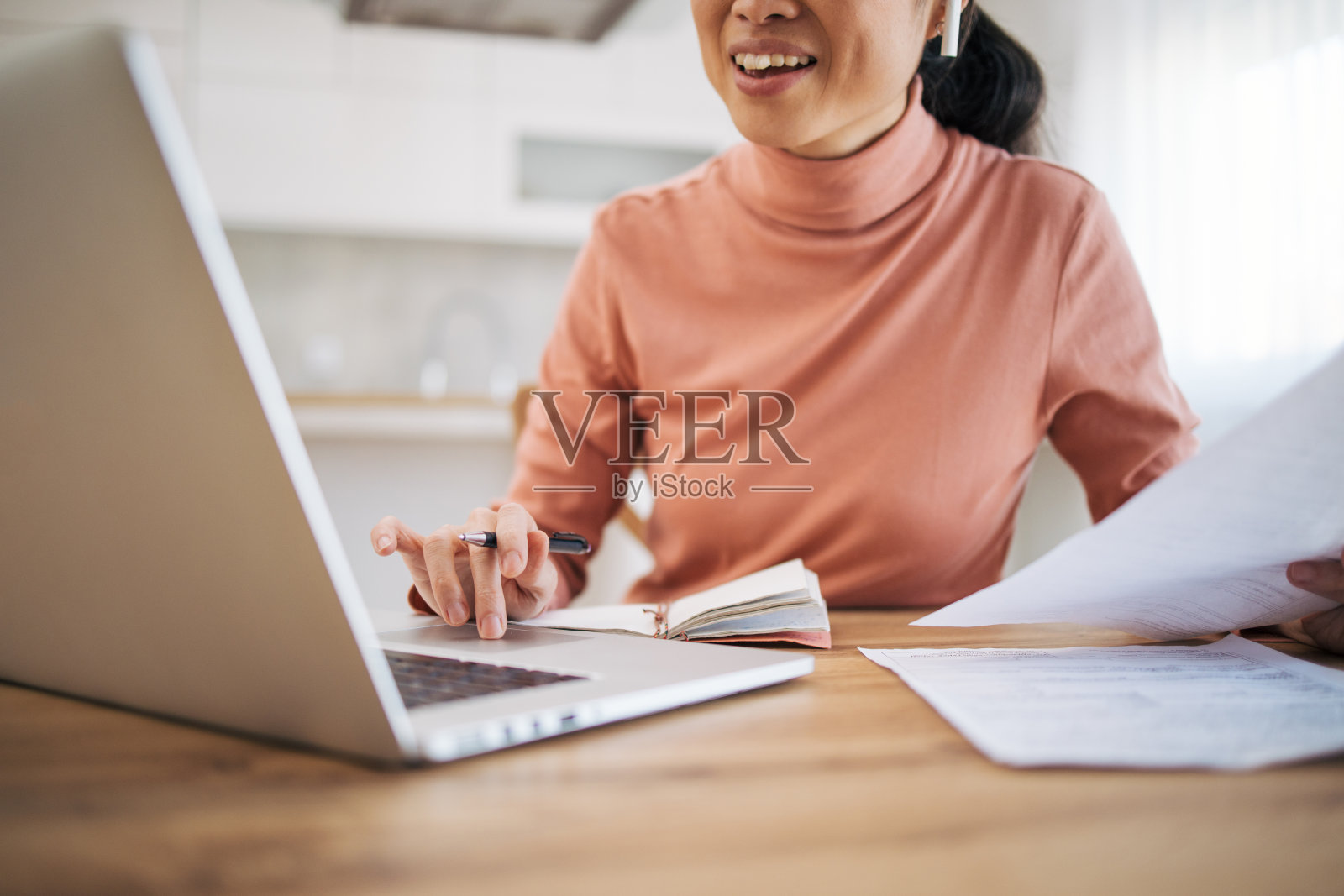 在家或在线学习照片摄影图片