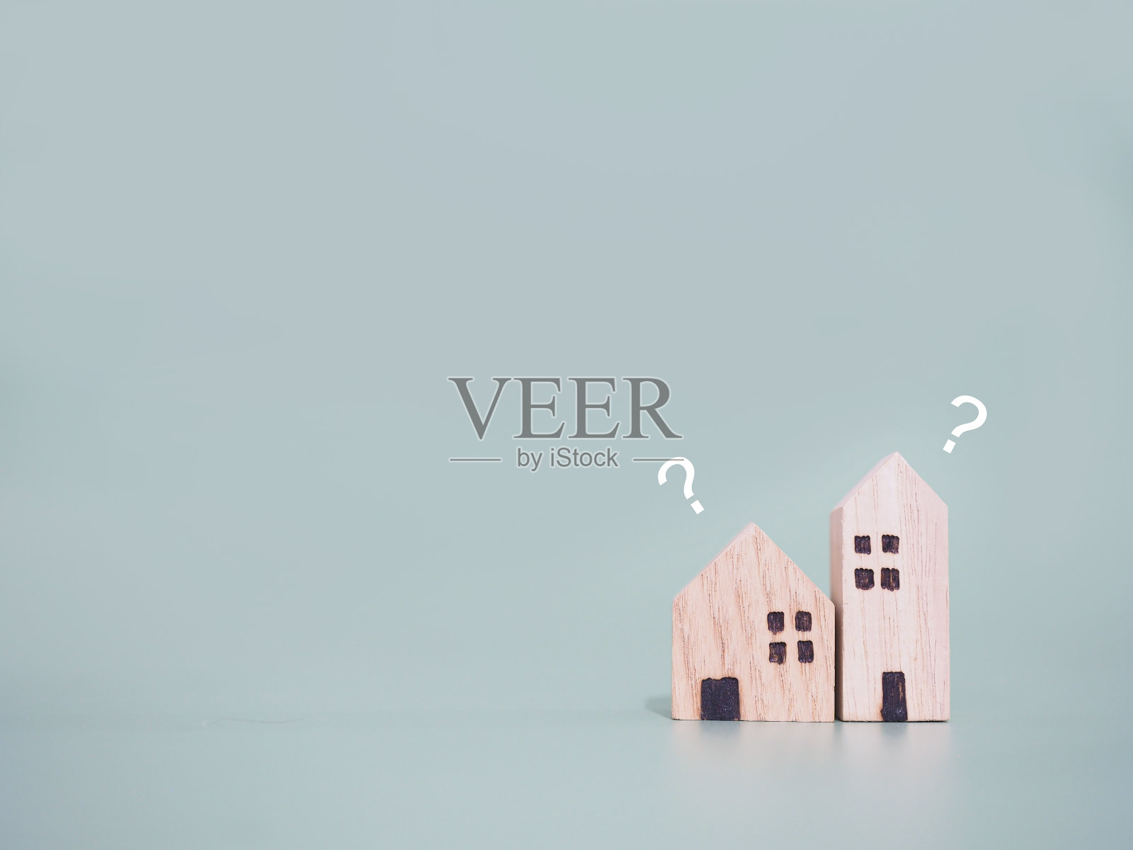 带有问号图标的微型房子。选择合适的房子来规划未来生活的概念。房地产照片摄影图片