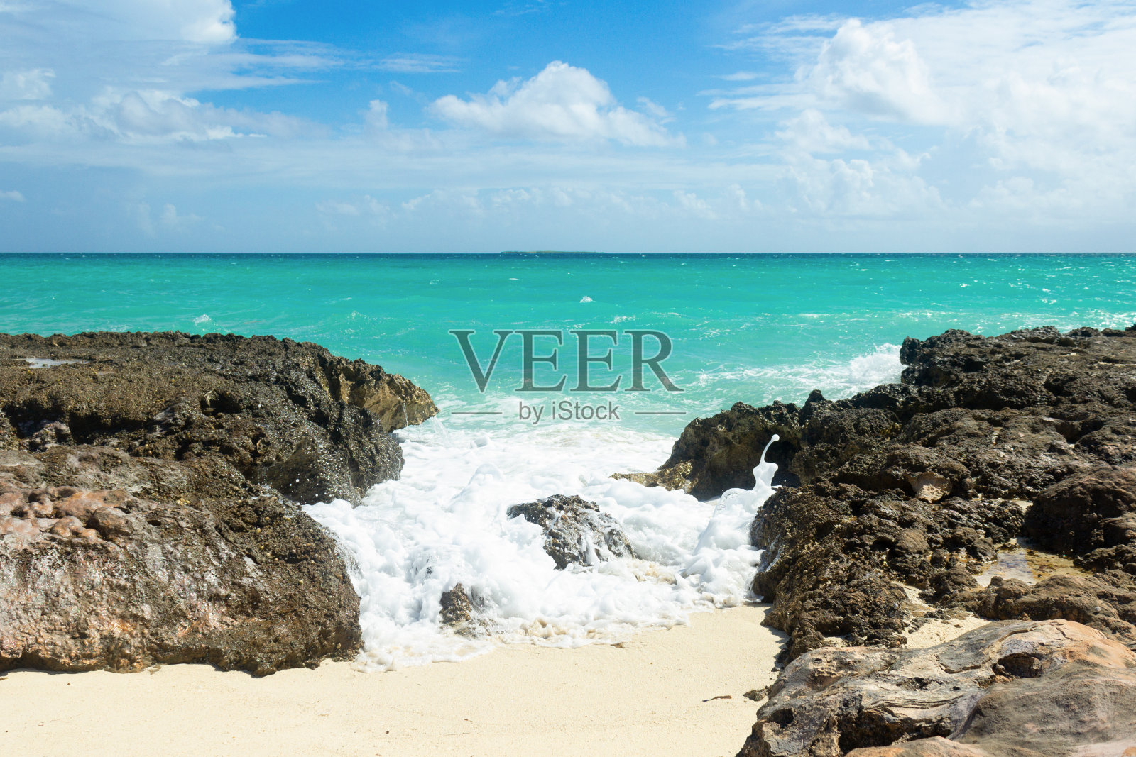 阳光明媚的日子里，绿松石般的大海照片摄影图片