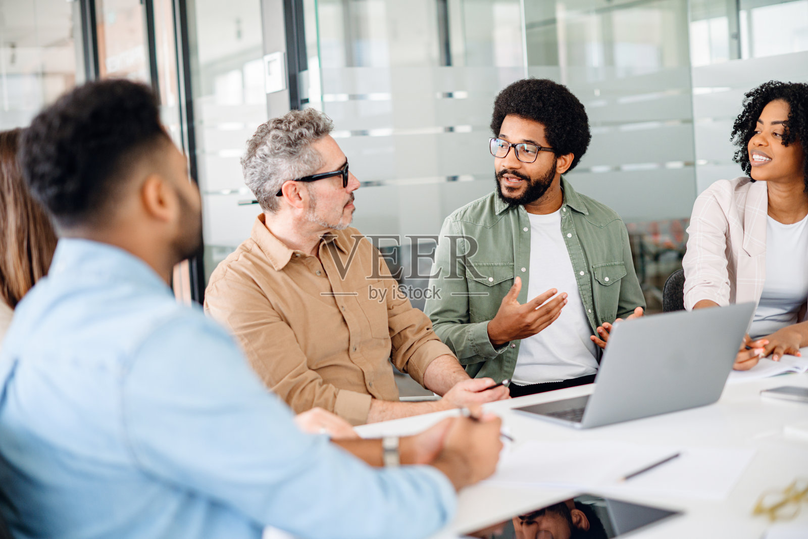 同事们在办公室里活跃地交换意见照片摄影图片
