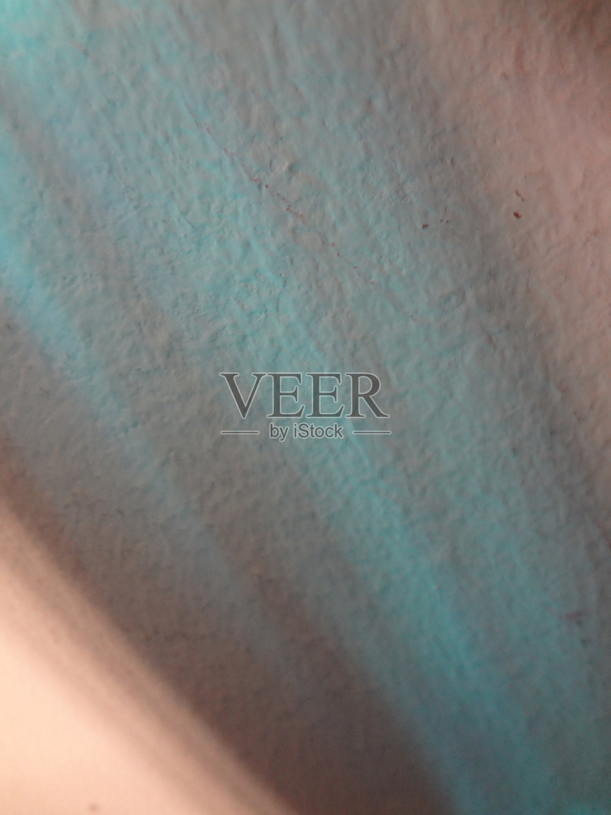 空的空白，淡的天蓝色渐变，有纹理的污迹和污迹的背景，像一幅油画照片摄影图片