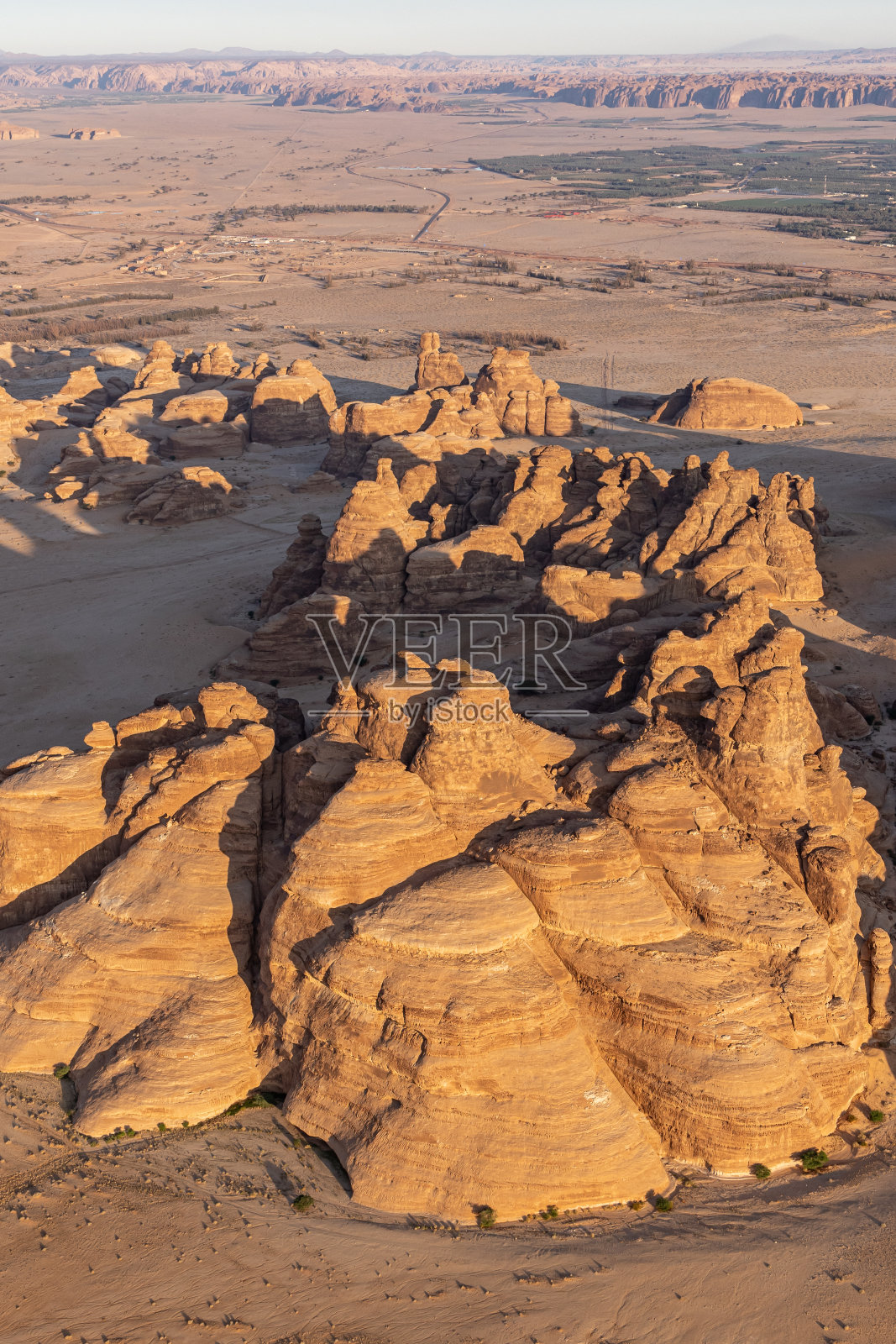 从热气球上看到的沙特阿拉伯沙漠中的岩层。照片摄影图片
