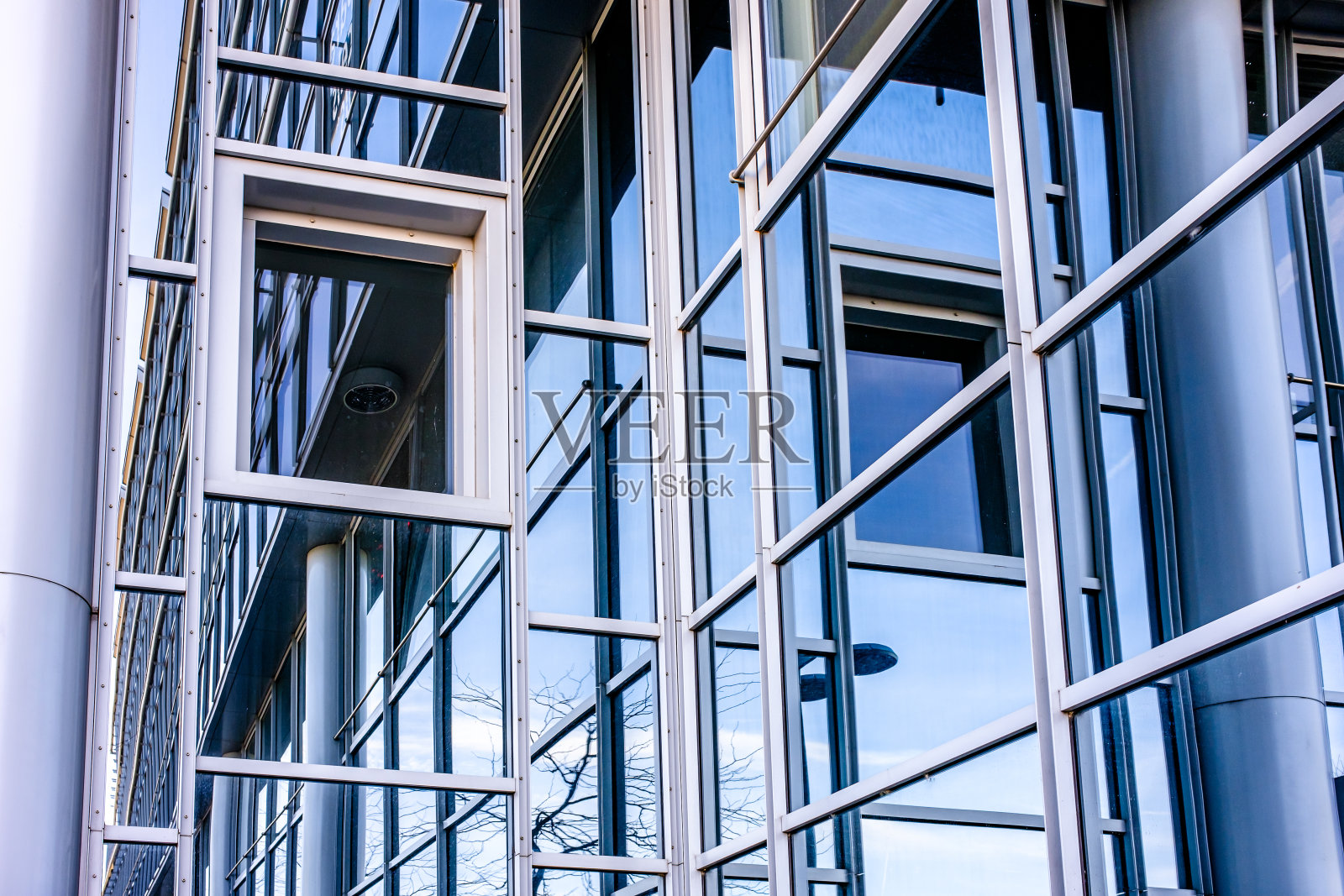 典型的办公楼窗户照片摄影图片