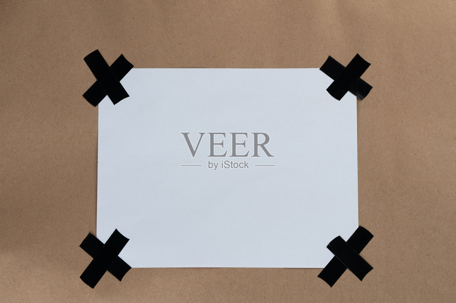 用黑胶带粘在白纸上照片摄影图片