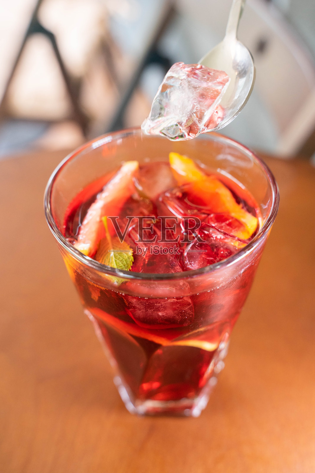 玻璃杯与新鲜的春天或夏天冰饮料与柠檬和薄荷在桌子上的咖啡露台在白天的光照片摄影图片