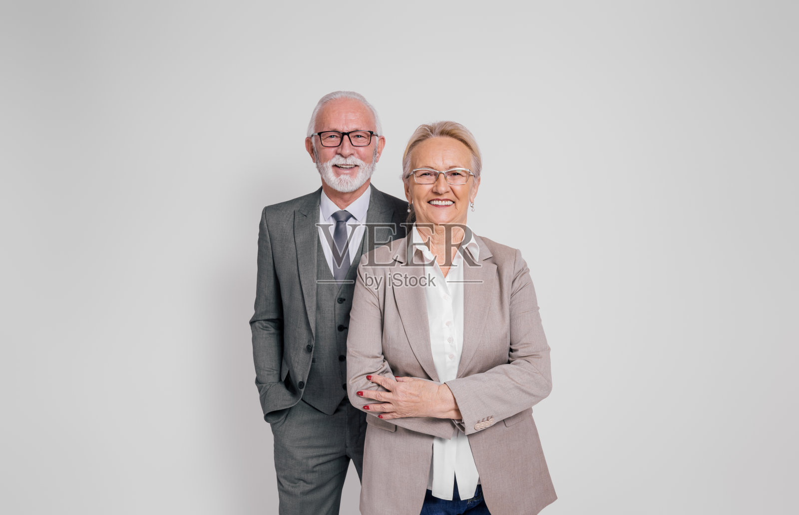 自信成熟的商人和女商人戴着眼镜微笑着站在白色的背景上照片摄影图片