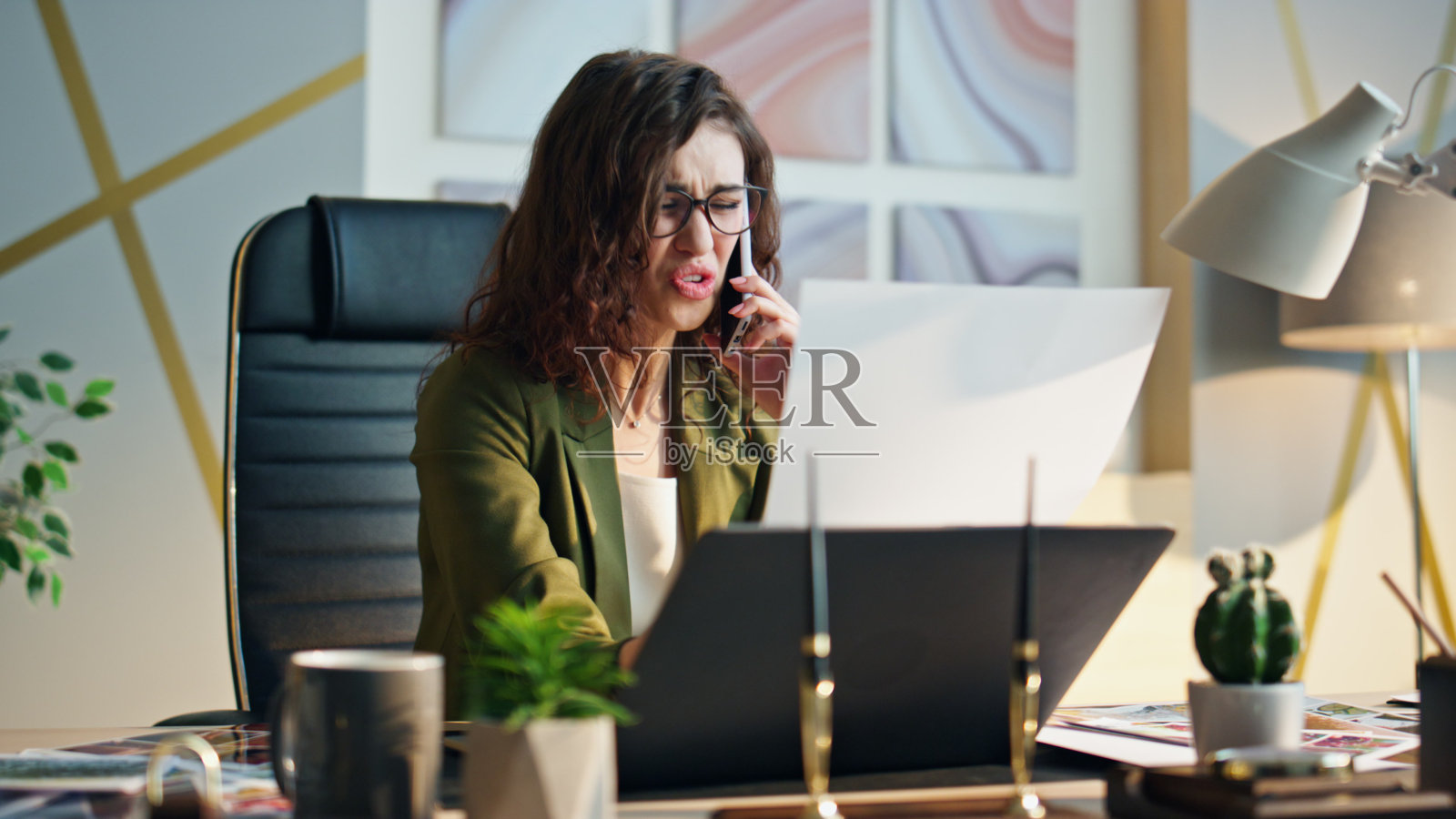 忧心忡忡的女商人在办公室打电话。女孩感到压力照片摄影图片