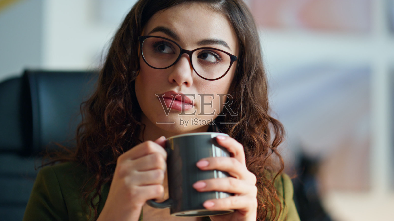 肖像女商人在办公室休息时喝咖啡。Ceo思考生涯照片摄影图片